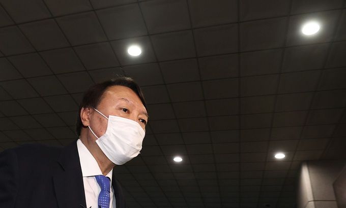 추미애 법무부 장관의 직무배제 결정으로 출근하지 못했던 윤석열 검찰총장이 지난 1일 오후 서울 서초구 서초동 대검찰청으로 출근하고 있다. 연합뉴스