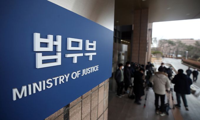 윤석열 검찰총장에 대한 검사징계위원회가 이틀 연기된 가운데 2일 오전 정부과천청사에서 취재진이 출근을 앞둔 추미애 법무부 장관을 기다리고 있다. 연합뉴스