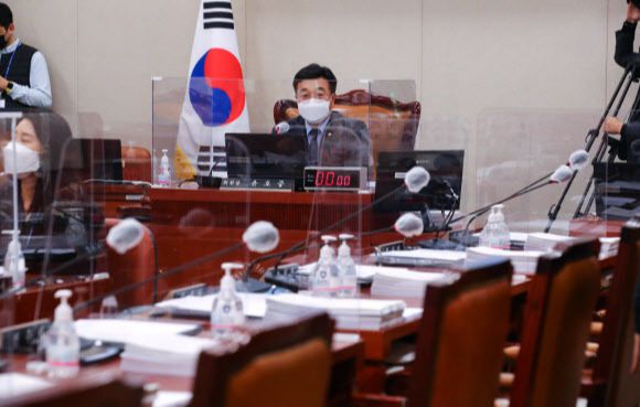 국민의힘 의원들이 윤호중 위원장의 ''야당 법사위 간사 교체 요구, 보좌진 비하 발언'' 등에 대한 공식 사과를 요구하며 불참한 가운데 지난달 30일 오후 서울 여의도 국회에서 법제사법위원회 전체회의가 열리고 있다. 연합뉴스