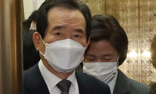 정세균 국무총리가 지난 1일 오전 서울 종로구 정부서울청사에서 화상으로 열리는 국무회의 참석에 앞서 추미애 법무부 장관과 독대를 마친 후 엘리베이터에서 내려 국무위원 대기실로 향하고 있다. 뉴시스