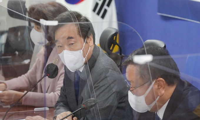 긴장하는 與 더불어민주당 이낙연 대표(가운데)가 3일 국회의원회관에서 열린 미래입법과제 상임위 간사단 연석회의에서 모두발언을 하고 있다. 허정호 선임기자