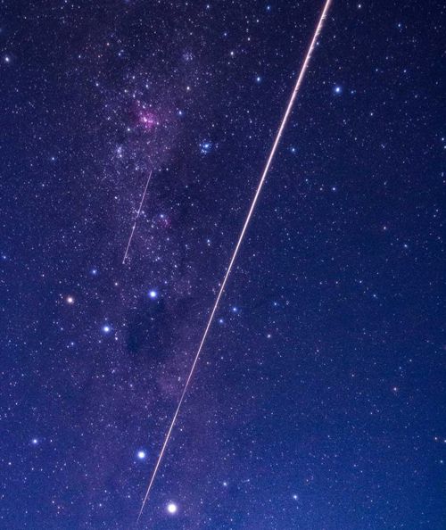 일본의 소행성 탐사선 하야부사2에서 분리된 지구귀환 캡슐이 6일 유성처럼 장관을 이루며 호주 남부 사막 지대로 떨어지고 있다.  일본 우주항공연구개발기구(JAXA) 제공