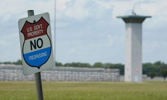 미국 인디애나주 테러호트에 있는 연방 교도소 앞에 세워진 무단침입 금지 표지. AP연합뉴스