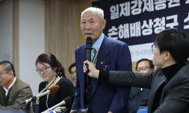 대법원이 강제징용 피해자에게 일본기업이 1억원을 배상하라고 판결을 내린 지난 2018년 10월30일 오후 서울 서초구 민주사회를위한변호사모임(민변)에서 강제징용 피해자 이춘식 씨가 승소 후 소감을 말하고 있다. 뉴시스