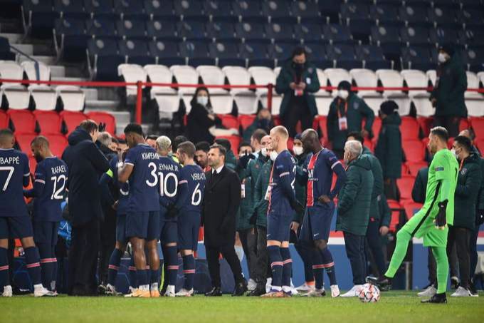 9일 프랑스 파리 파르크 데 프랭스 경기장에서 열린 유럽축구연맹(UEFA) 챔피언스리그 H조 파리 생제르맹과 바샥세히르 경기에서 양측 선수들이 대기심의 인종차별적인 발언에 항의하며 퇴장하고 있다. 파리=AFP연합뉴스