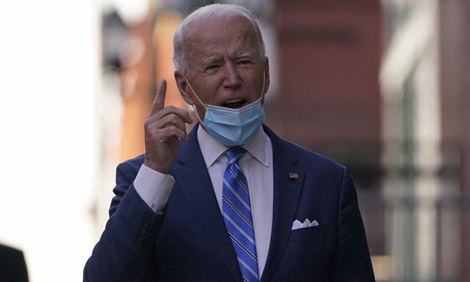 조 바이든 미국 대통령 당선인이 7일(현지시간) 델라웨어주 윌밍턴의 퀸 시어터에 마련된 정권 인수위원회 사무실을 나서며 기자들의 질문에 답하고 있다. 윌밍턴=AP연합뉴스