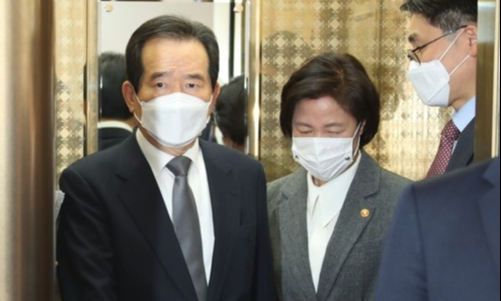 정세균 국무총리가 지난 1일 정부서울청사에서 열린 국무회의에 추미애 법무부 장관과 함께 참석하고 있다. 연합뉴스