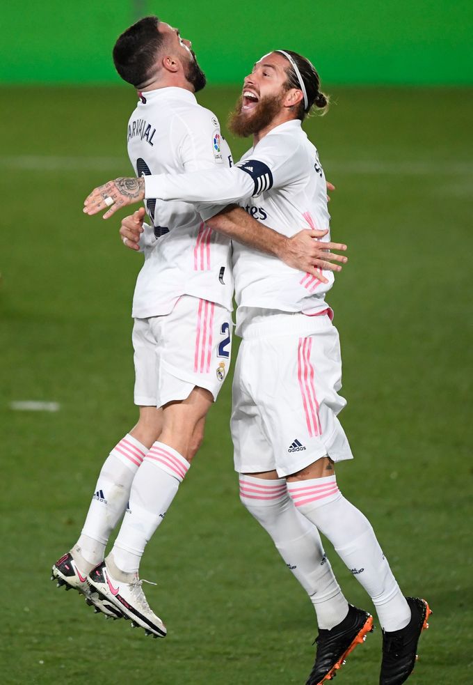 스페인 프리메라리가 레알 마드리드의 수비스 다니 카르바할(왼쪽)과 세르히오 라모스가 AT마드리드의 골키퍼 얀 오블락을 상대로 팀이 골을 넣자 기뻐하는 모습. AFP연합뉴스