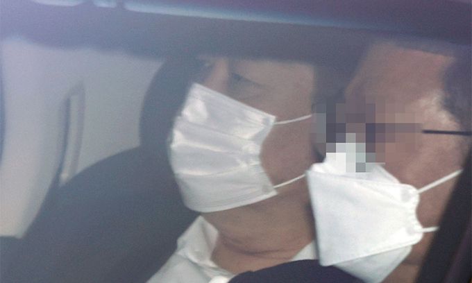 법무부 윤석열 검찰총장에 대한 법무부 2차 징계위원회 심의를 하루 앞둔 14일 서울 대검찰청에서 윤 총장이 차량을 타고 밖으로 나서고 있다. 연합뉴스