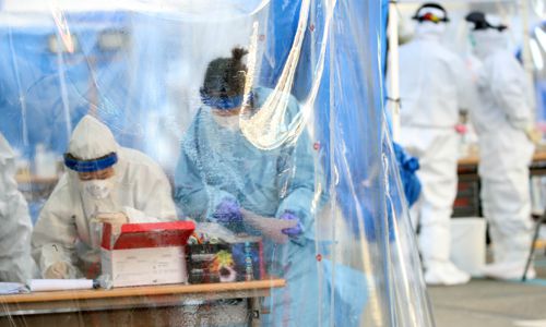 14일 오후 대구 수성구보건소 선별진료소에서 의료진이 분주하게 신종 코로나바이러스 감염증(코로나19) 검사를 하고 있다. 연합뉴스