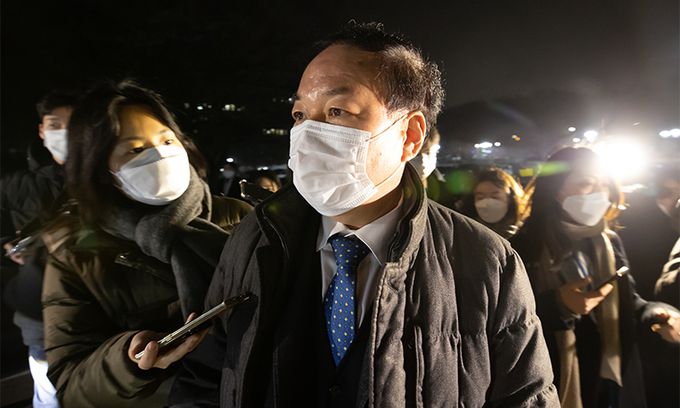 검사징계위원회 위원장 직무대리를 맡은 정한중 한국외대 법학전문대학원(로스쿨) 교수가 지난 10일 열린 윤석열 검찰총장에 대한 검사징계위원회 종료 후 정부과천청사 법무부를 나서고 있다. 연합뉴스
