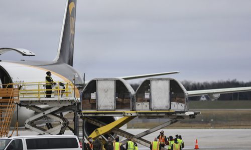 13일(현지시간) 미국 미시간주 랜싱에 있는 '캐피털 리전 국제공항'에서 화이자·바이오앤테크의 신종 코로나바이러스 감염증(코로나19) 백신 첫 출하 물량 중 일부가 미 물류업체 UPS의 수송기에 실리고 있다. 랜싱=AP연합뉴스