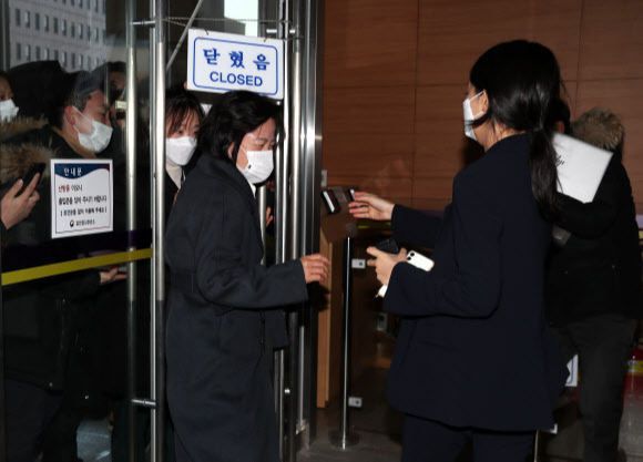 윤석열 검찰총장에 대한 검사 징계위원회 2차 심의가 열리는 15일 추미애 법무부 장관이 정부과천청사 법무부로 들어서고 있다. 뉴시스