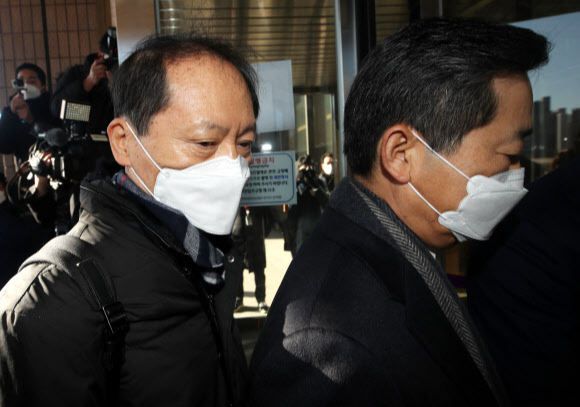 윤석열 검찰총장 측 특별변호인 이완규 변호사(왼쪽)와 이석웅 변호사가 15일 정부과천청사 법무부에서 열린 윤 총장에 대한 검사징계위원회 2차 심의에 출석하며 청사로 들어가고 있다. 연합뉴스