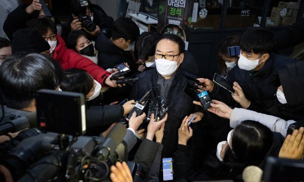 정한중 검사징계위원장 직무대리(한국외대 법학전문대학원 교수)가 16일 새벽 경기 정부과천청사 법무부에서 윤석열 검찰총장에 대한 검사징계위원회 2차 심의를 마친 후 청사를 나서며 취재진 질문에 답하고 있다. 뉴스1