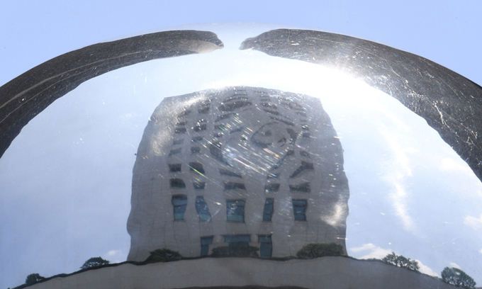 법무부 검사징계위원회가 윤석열 검찰총장에 정직 2개월 처분을 내린 16일 서울 서초구 대검찰청 청사가 조형물에 반사되어 보이고 있다. 남제현 선임기자