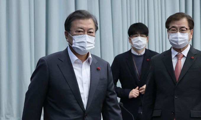 문재인 대통령이 15일 청와대에서 열린 영상 국무회의에 참석하고 있다. 연합뉴스