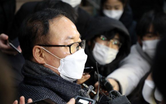 16일 새벽 윤석열 검찰총장 검사징계위원회 2차 심의를 마친 정한중 징계위원장 직무대리가 법무부 청사에서 기자들의 질문에 답하고 있다. 연합뉴스