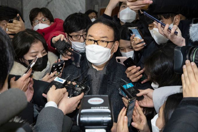 17시간 심의 마친 징계위 정한중 검사징계위원장 직무대리(한국외대 법학전문대학원 교수)가 16일 새벽 경기 정부과천청사 법무부에서 약 17시간 동안 진행한 윤석열 검찰총장에 대한 검사징계위원회 2차 심의를 마친 후 취재진 질문에 답하고 있다. 과천=뉴스1