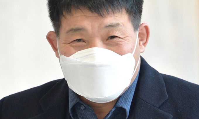 17일 경기도 수원시 영통구 수원지방법원에서 열린 이춘재 연쇄살인 8차 사건 재심 선고공판에서 재심 청구인 윤성여 씨가 무죄를 선고받고 법정에서 나와 활짝 웃어보이고 있다. 뉴시스