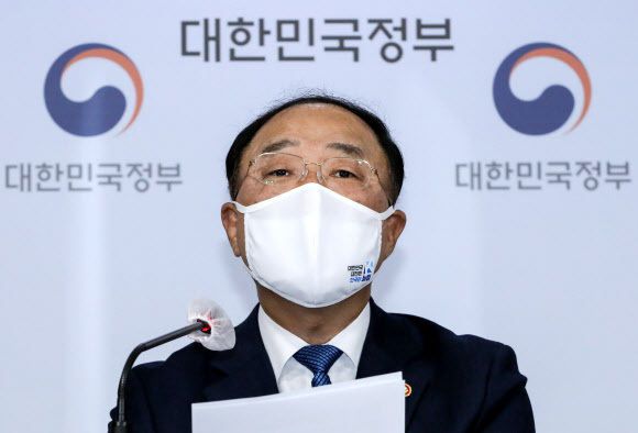 홍남기 경제부총리 겸 기획재정부 장관이 17일 오후 서울 종로구 정부서울청사 합동브리핑실에서 2021년 경제정책방향을 발표하고 있다. 뉴스1