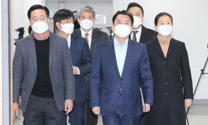 국민의당 안철수 대표가 20일 서울시장 보궐선거 출마 선언 기자회견을 하기 위해 서울 여의도 국회 소통관에 이태규, 권은희 의원과 함께 입장하고 있다. 연합뉴스