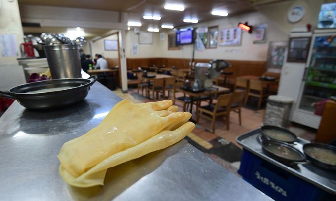 텅 빈 식당… 이래서 살겠나 코로나19 여파 등으로 고용원 있는 자영업자가 24개월 연속 감소세를 보이는 가운데 20일 서울 종로구의 한 식당이 적은 손님으로 한산한 모습이다.   이재문 기자