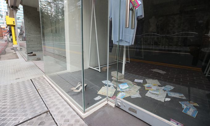 지난 18일 서울 마포구 홍대 인근의 폐업 상점에 팔리지 못한 상품들이 놓여 있다. 연합뉴스