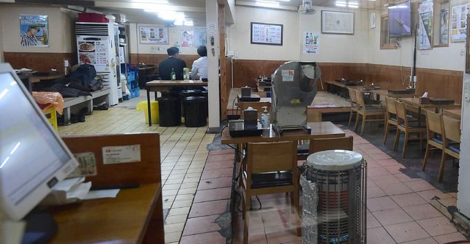 자영업자가 24개월 연속 감소를 보이는 가운데 21일 서울 종로구 한 식당에 손님이 없어 한산한 모습을 보이고 있다. 이재문 기자