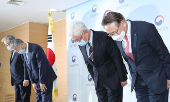 전국 주요 대학병원장들이 “의대생들에게 국시 응시 기회를 달라”고 호소하며 고개 숙인 모습. 연합뉴스