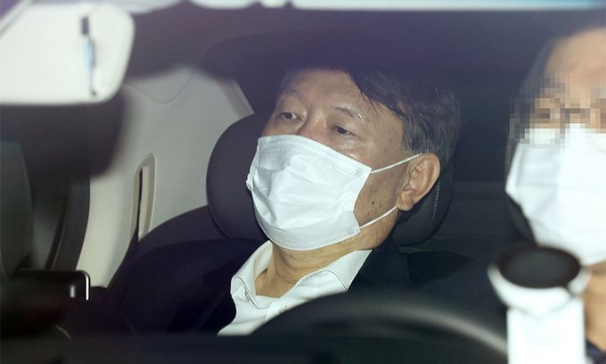 지난 28일 윤석열 검찰총장이 차량을 타고 서울 서초구 대검찰청 청사로 향하고 있다. 연합뉴스