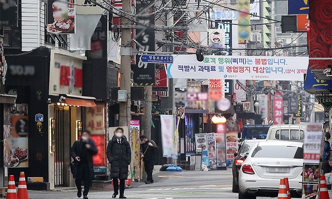 29일 서울 영등포 먹자골목이 점심시간이 가까워졌음에도 한산한 모습이다. 뉴스1