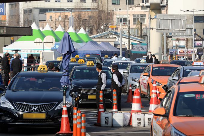 지난 28일 서울역 앞에 택시가 줄 지어 서 있다. 뉴스1