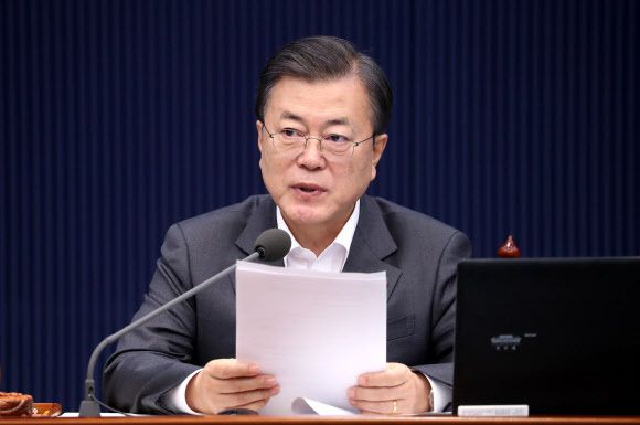 문재인 대통령이 29일 청와대 여민관에서 열린 국무회의에 참석해 발언을 하고 있다. 뉴시스