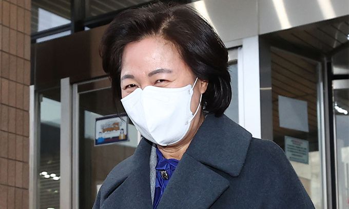 짐 벗은 秋 법무 추미애 법무부 장관이 30일 업무를 마친 뒤 밝은 표정으로 경기 과천 법무부 청사를 나서고 있다. 과천=연합뉴스