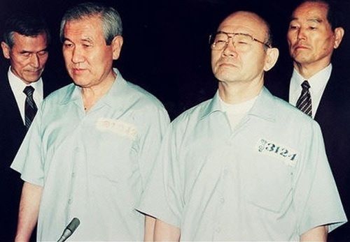 12·12 및 5·18 사건으로 구속기소된 전두환·노태우 두 전직 대통령이 1996년 첫 재판 당시 수의 차림으로 법정에 나란히 서있다. 세계일보 자료사진