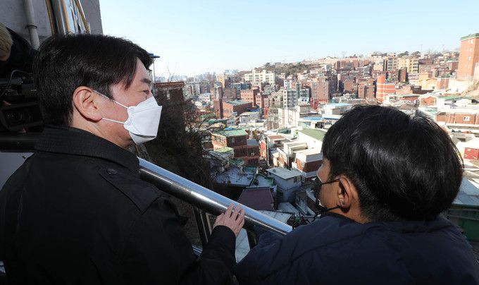 안철수 국민의당 대표(왼쪽)가 1일 ‘서울시민 주거안정을 위한 현장 점검’에 나서 창신동의 도시재생구역을 관계자와 둘러보고 있다. 연합뉴스