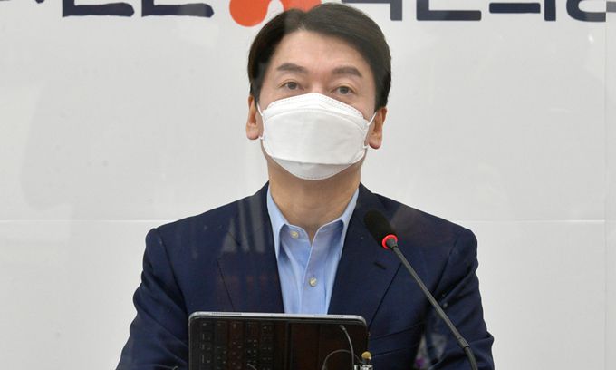 안철수 국민의당 대표가 지난달 31일 오전 서울 여의도 국회에서 코로나19 방역대책 관련 기자회견을 하고 있다. 뉴스1