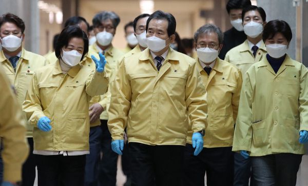 정세균 국무총리가 2일 서울 송파구 동부구치소에서 추미애 법무부 장관과 신종 코로나바이러스 감염증(코로나19) 현장 점검을 위해 이동하고 있다. 뉴시스