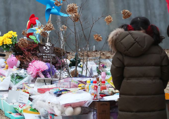 지난 4일 경기 양평군 서종면 하이패밀리 안데르센 공원묘원에 안치된 정인이의 묘지를 한 어린이가 찾은 모습. 양평=연합뉴스