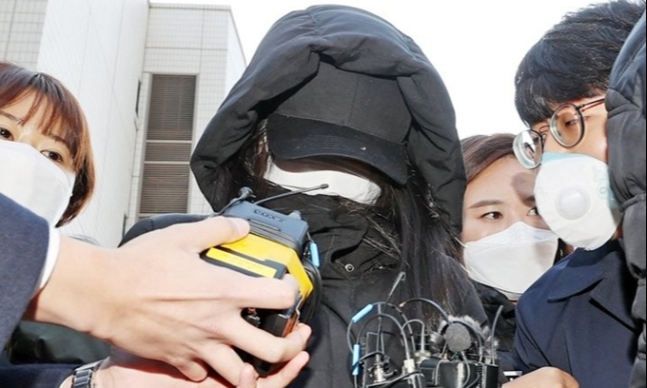 지난 2020년 11월 11일 생후 16개월 입양아 학대 치사 혐의를 받는 모친 A씨가 서울 양천구 남부지법에서 구속 전 피의자 심문(영장실질심사)을 받은 뒤 청사를 나서고 있다. 연합뉴스