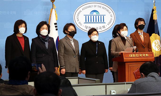 국민의힘 김정재 의원 등 여성 의원들이 6일 국회 소통관에서 기자회견을 열고 박원순 전 서울시장의 성추행 관련 의혹을 서울시 젠더특보에게 전달했다는 지목을 받고 있는 더불어민주당 남인순 의원의 사퇴를 촉구하고 있다. 연합뉴스