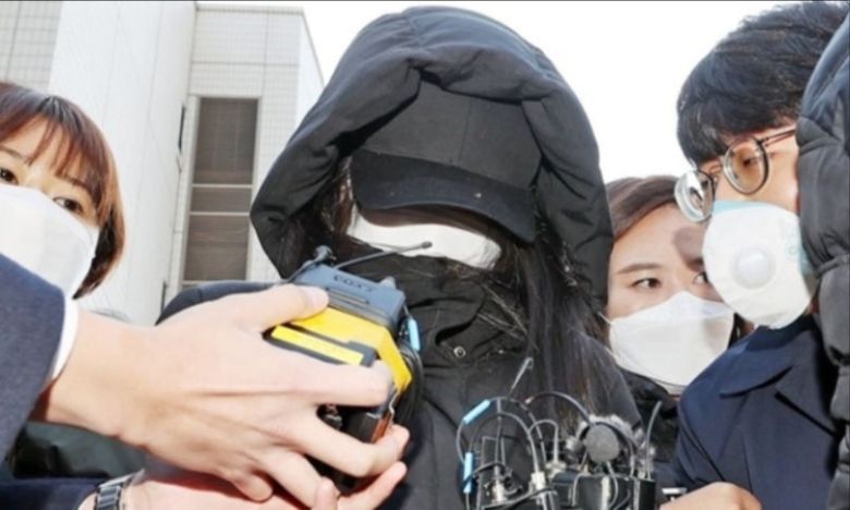 지난 2020년 11월 11일 생후 16개월 입양아 학대 치사 혐의를 받는 모친 A씨가 서울 양천구 남부지법에서 구속 전 피의자 심문(영장실질심사)을 받은 뒤 청사를 나서고 있다. 연합뉴스