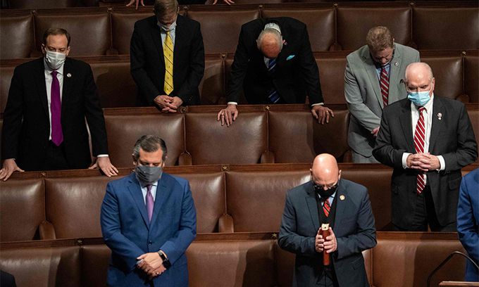 미국 공화당 소속 의원들이 7일(현지시간) 선거인단 투표를 처리하기 위해 재소집된 양원 합동회의에서 마이크 펜스 부통령이 조 바이든 후보의 당선을 최종 인증하자 기도를 올리고 있다. 워싱턴=AFP연합뉴스