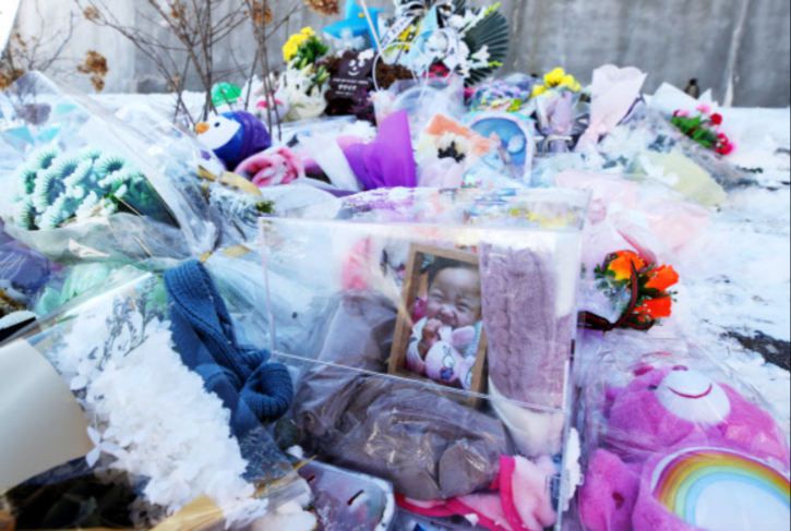 7일 오후 경기도 양평군 하이패밀리 안데르센 공원묘원에 양부모의 학대로 생후 16개월 만에 사망한 정인 양을 추모하며 시민들이 갖다 놓은 사진과 꽃 등이 놓여 있다. 연합뉴스