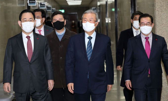국민의힘 김종인 비상대책위원장과 주호영 원내대표 등이 11일 국회에서 열린 비대위 회의에 참석하고 있다. 연합뉴스