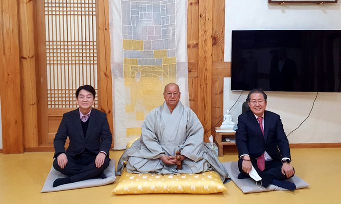 안철수·홍준표 대구 동화사서 조우 11일 대구 동구 팔공산 동화사에서 조우한 국민의당 안철수 대표(왼쪽)와 무소속 홍준표 의원이 조계종 종정 진제 스님과 기념 촬영을 하고 있다. 대구=연합뉴스