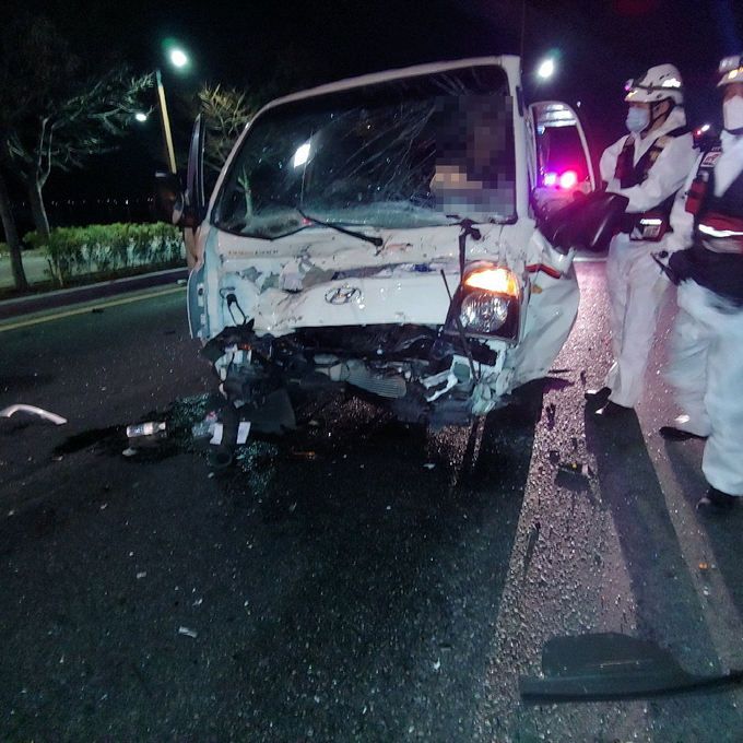 졸음운전으로 신호대기 중이던 승용차를 들이받은 트럭. 부산경찰청 제공