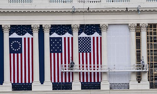 오는 20일(현지시간) 조 바이든 미국 제46대 대통령 취임식을 앞두고 11일 워싱턴DC 연방의회 의사당에서 직원들이 건물 외벽에 대형 성조기를 내거는 등 행사 준비에 한창이다. 워싱턴=신화연합뉴스