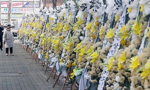 학대를 받아 숨진 것으로 알려진 정인이 양부모에 대한 재판을 하루 앞둔 12일 오전 서울 양천구 서울남부지방검찰청 앞에 정인이를 추모하는 조화가 길게 서 있다. 뉴시스